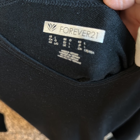 FOREVER 21 - Picture 2 of 3